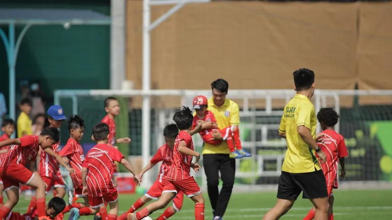 Các cầu thủ Hai Long,. Thành Chung và Tuấn Hải giao lưu cùng các cầu thủ nhí.