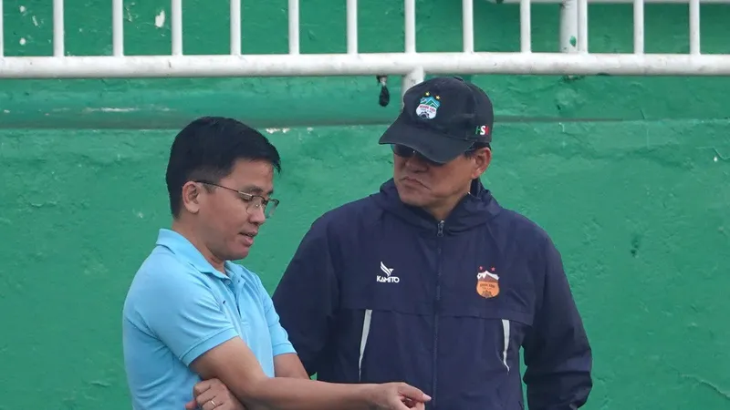 Trưởng đoàn Nguyễn Tấn Anh và GĐKT Vũ Tiến Thành tỏ ra mất bình tĩnh sau trận đấu giữa HA.GL và Hà Tĩnh. Ảnh: MINH TRẦN