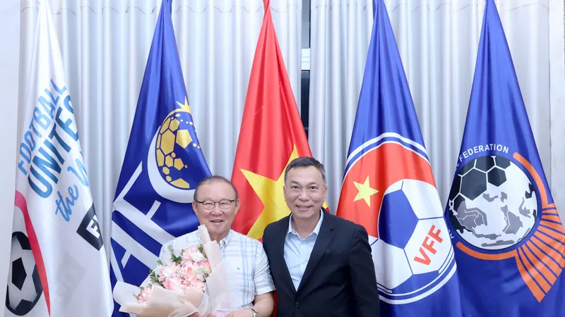 Chủ tịch VFF, Trần Quốc Tuấn trao hoa chúc mừng tân Phó chủ tịch KFA, ông Park Hang-seo.