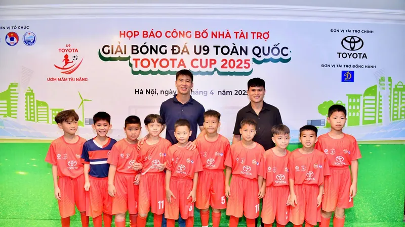 Duy Mạnh và Tuấn Hải cùng các cầu thủ nhí tại buổi họp báo giới thiệu giải U9 toàn quốc 2025.