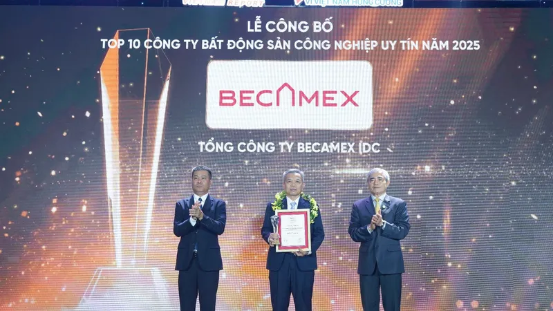 Ông Nguyễn Văn Thanh Huy, Phó Tổng Giám đốc Tổng công ty Becamex IDC nhận Cúp và Giấy chứng nhận TOP10 Công ty Bất động sản công nghiệp uy tín năm 2025.
