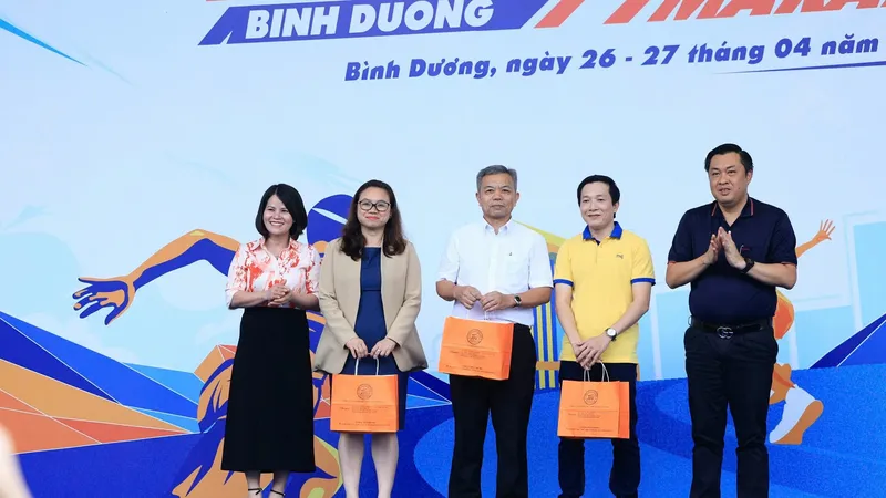 Ông Cao Văn Chóng - PGĐ Sở VH-TT-DL và Bà Nguyễn Hoàng Bảo Trân - PGĐ Sở Khoa học và Công nghệ tỉnh Bình Dương tặng quà lưu niệm cho các đơn vị tài trợ.
