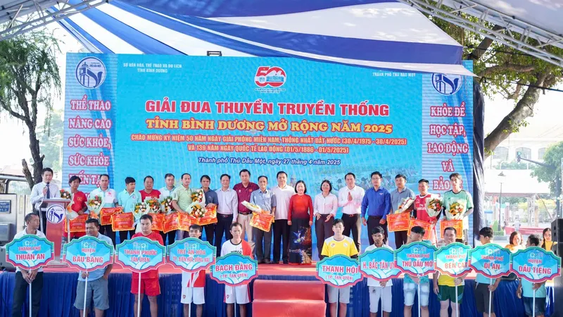 Đại biểu chụp hình lưu niệm cùng các vị về tham dự Giải đua thuyền truyền thống tỉnh Bình Dương mở rộng năm 2025 