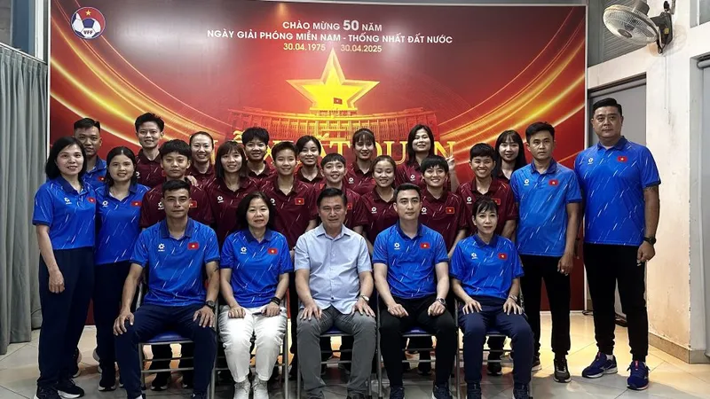 Lãnh đạo VFF chụp hình lưu niệm cùng thầy trò đội tuyển futsal nữ Việt Nam trước ngày lên đường sang Trung Quốc.