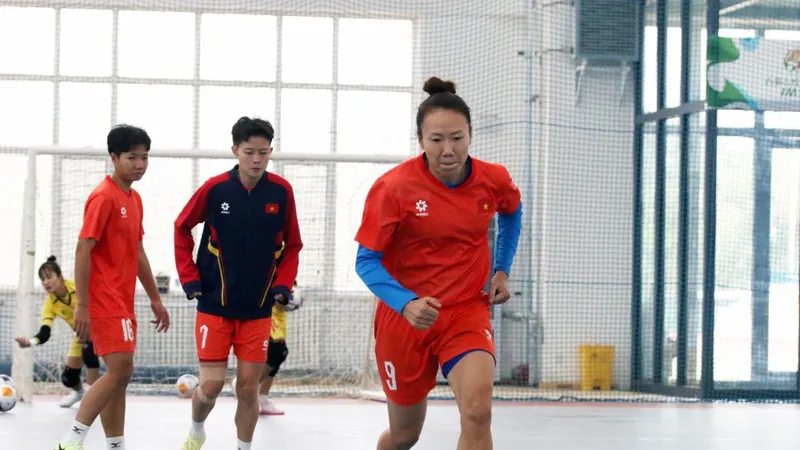 Đội tuyển futsal nữ Việt Nam trên sân tập ngày 2-5.