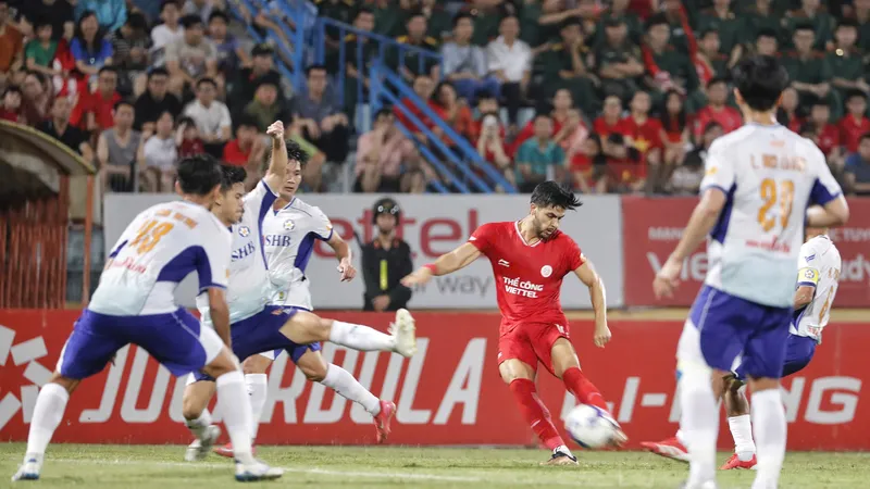 Hàng phòng ngự Đà Nẵng có trận đấu đầy vất vả trước sự thăng hoa của các tiền đạo Viettel. 