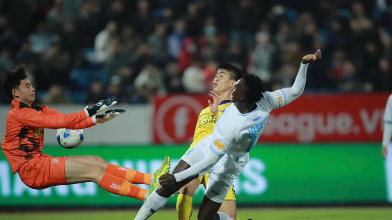 Cuộc so tài ở trận lượt đi trên sân Thiên Trường, Nam Định thắng với tỷ số 2-1.