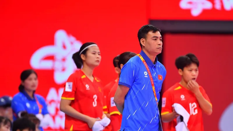 HLV Nguyễn Đình Hoàng cùng các học trò giành chiến thắng ở trận ra quân.