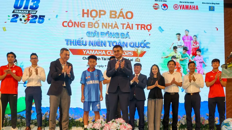 Ông Trần Quốc Tuấn- Chủ tịch LĐBĐVN và ông Morikawa Yasutoshi, Giám đốc cấp cao Bán hàng và Marketing Công ty TNHH Yamaha Motor Việt Nam trao áo đấu cho đại diện các cầu thủ tham dự giải. 