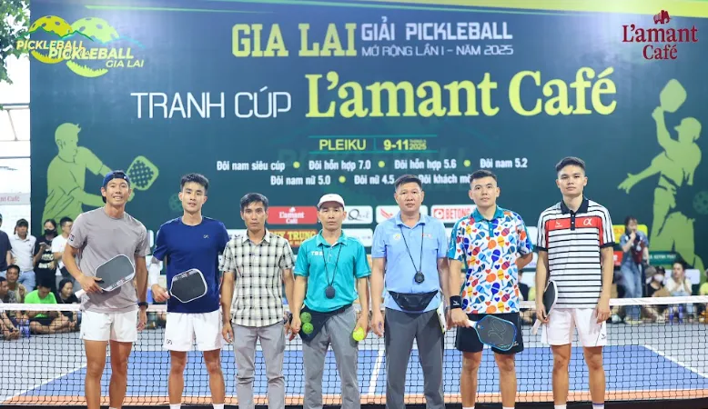 Các tay vợt và trọng tài chụp ảnh lưu niệm trước trận đấu.