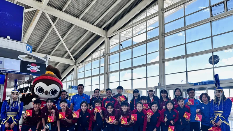 Thầy trò đội tuyển tại sân bay vào chiều 14-5