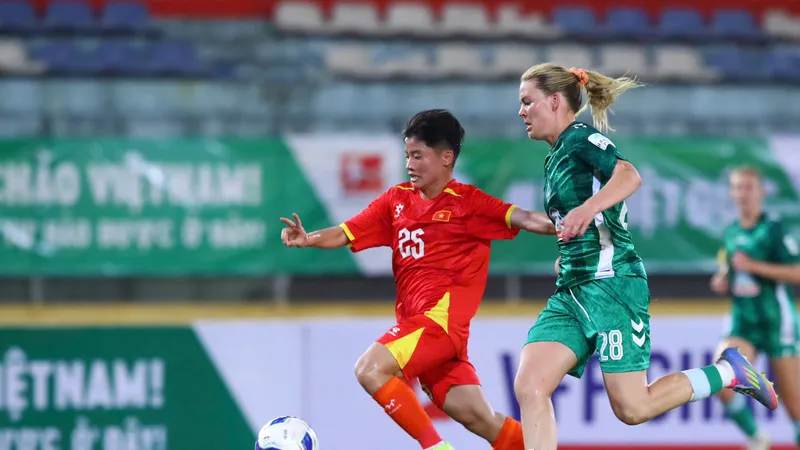 Minh Chuyên ghi bàn rút ngắn tỷ số 1-2 cho đội chủ nhà. Ảnh: MINH HOÀNG