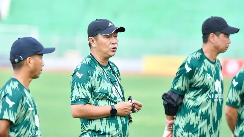 HLV Trần Minh Chiến cùng các trợ lý Hùng Cường và Việt Trung với sứ mệnh giúp đội bóng đất Võ trụ hạng mùa này.