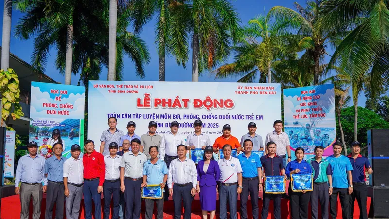 Đại biểu, Ban Tổ chức cùng đại diện các đơn vị tham dự chụp hình lưu niệm tại Lễ phát động.