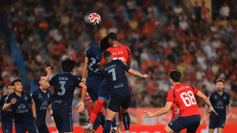 Các cầu thủ Buriram United đã gây nhiều khó khăn cho CAHN trong trận lượt đi trên sân Hàng Đẫy.