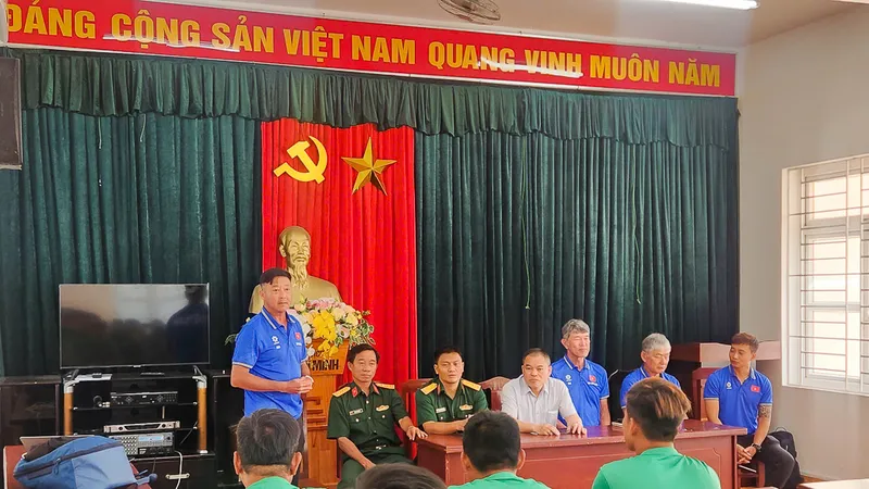 Giảng viên Lê Huỳnh Đức chia sẻ tại lễ bế giảng.