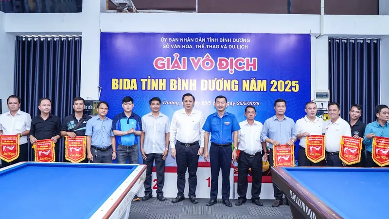 Đại biểu, Ban Tổ chức chụp hình lưu niệm cùng các đơn vị tham dự giải.