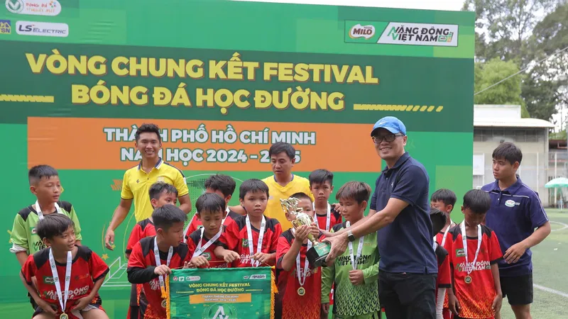 Ông Đỗ Hữu Lê Xuân Cương, Php1 TTK LĐBĐ TPHCM trao giải nhất cho đội Tân Kiên huyện Bình Chánh.