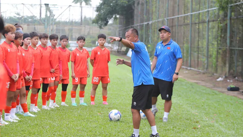 HLV Okiyama Masahiko cùng các học trò trên sân tập ngày 23-5.