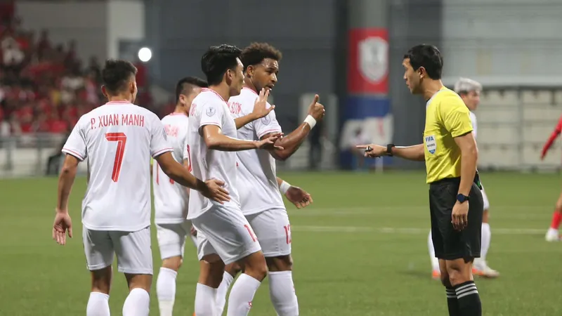 Trọng tài Kim Woo-sung điều hành trận Việt Nam gặp Singapore ở ASEAN Cup 2024. Ảnh: VFF