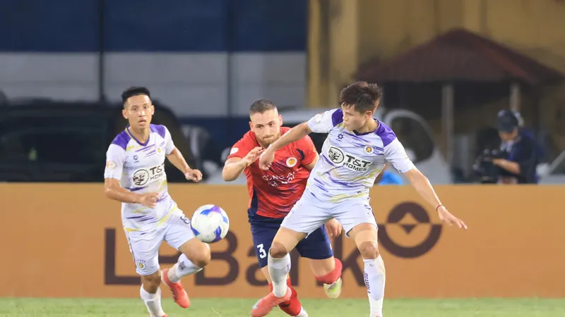 Tuấn Hải tỏa sáng giúp Hà Nội FC "nhấn chìm" CAHN ở vòng 24 LP Bank V-League 2024-2025. Ảnh: MINH HOÀNG