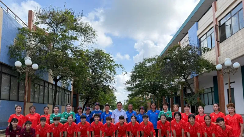 Ông Trần Anh Tú chụp hình lưu niệm cùng tập thể đội U19 nữ Việt Nam.