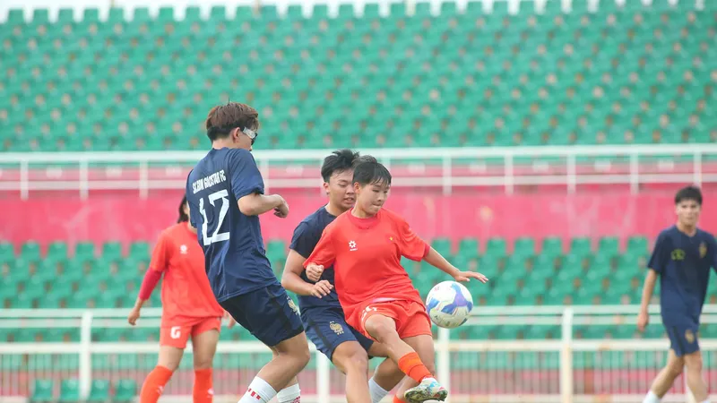 Các cầu thủ U19 nữ Việt Nam có cú chạy đà thuận lợi cho giải U19 nữ Đông Nam Á qua trận thắng CLB Âu Lạc vào chiều 28-5.