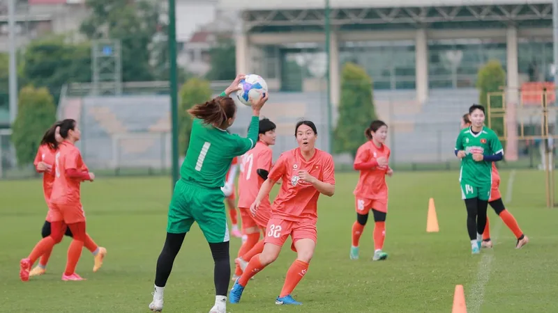 Tân binh Nam Mi trên sân tập cùng đội tuyển nữ Việt Nam chiều 30-5.