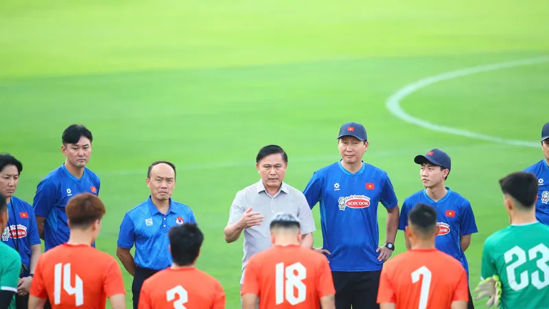 Ông Trần Anh Tú.chia sẻ cùng toàn đội trước buổi tập chiều 30-5. Ảnh: MINH HOÀNG