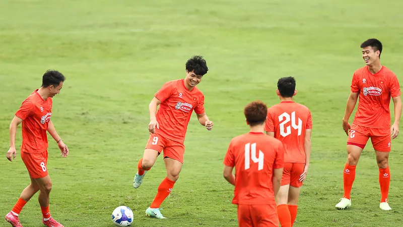 Công Phượng trên sân tập chiều 30-5.