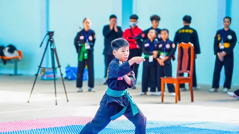 Các vận động viên thi đấu sôi nổi ngay sau Lễ khai mạc giải.