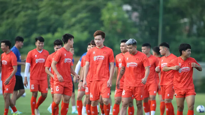 Hoàng Đức cùng các cầu thủ tham dự trận đấu với Man United đã có mặt cùng đội tuyển.