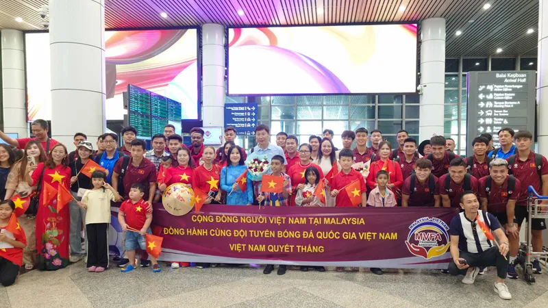 Đông đảo người hâm mộ đã chờ đón đội tuyển tại sân bay quốc tế Kuala Lumpur. Ảnh: ĐOÀN NHẬT