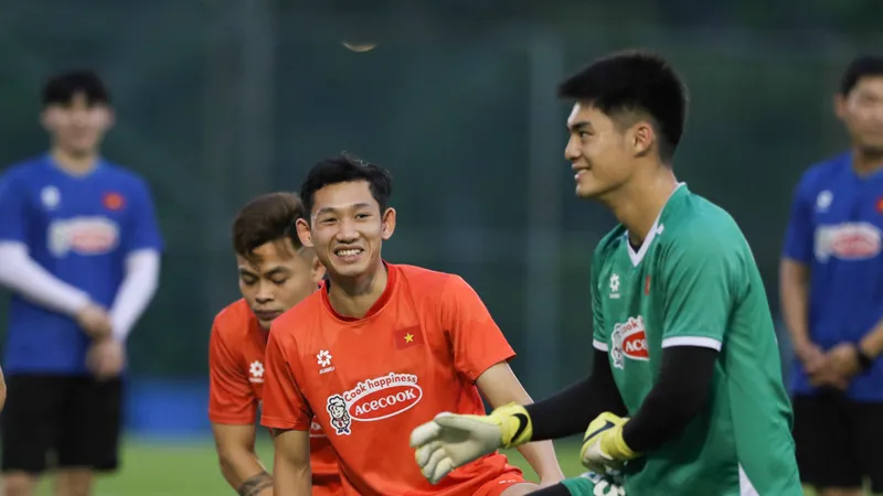 Hai Long là 1 trong 3 cầu thủ thủ Việt Nam vừa tham dự cuộc so tài với Man United trên sân Bukit Jalil.