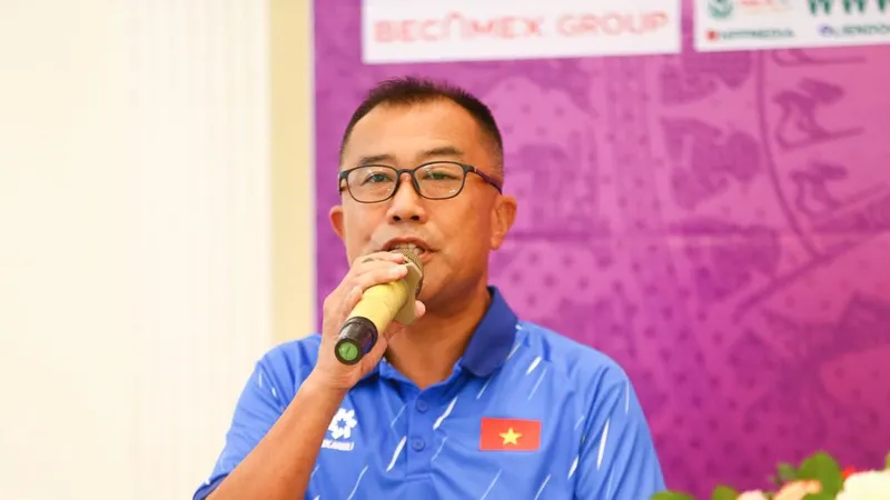 HLV trưởng đội tuyển U19 nữ Việt Nam – ông Okiyama Masahiko.