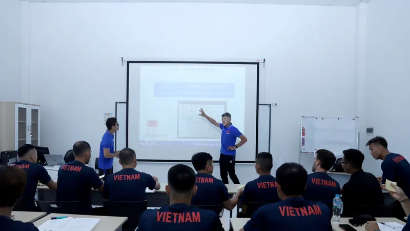 Ông Koshida Takeshi, Giám đốc kỹ thuật VFF (ảnh) và ông Lê Huỳnh Đức làm giảng viên lớp học.