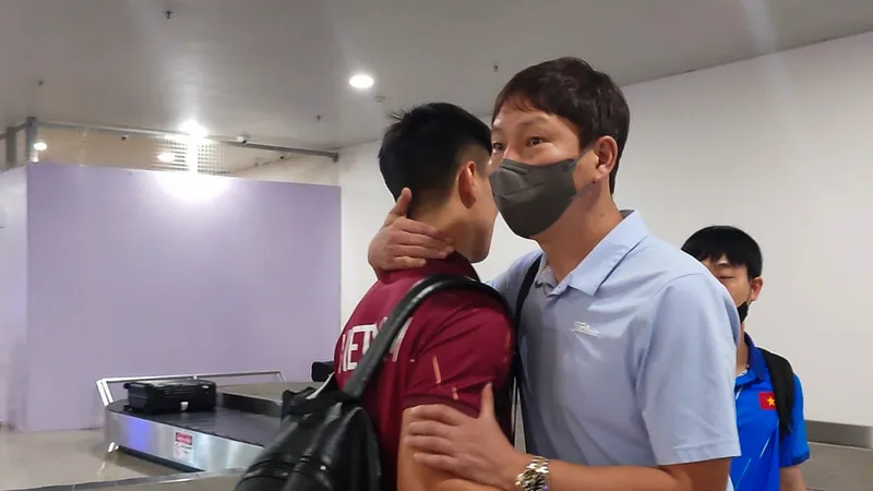 Thầy trò đội tuyển chia tay tại sân bay Nội Bài.