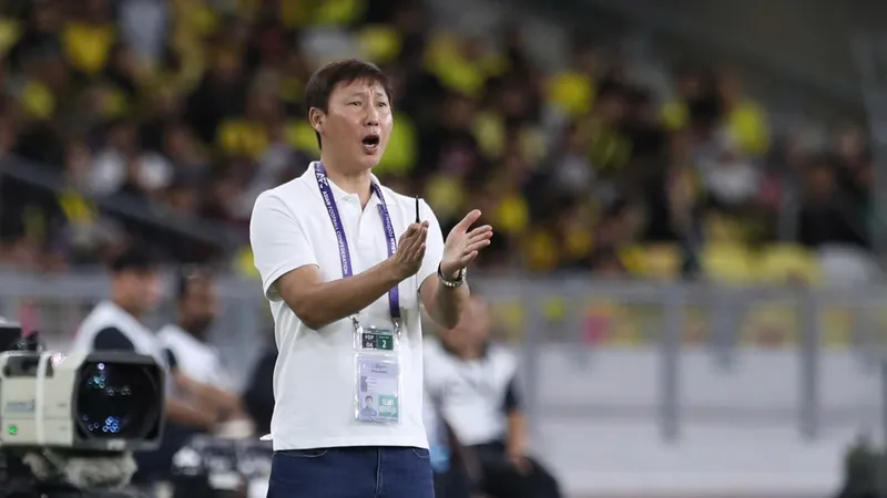 HLV Kim Sang-sik thừa nhận những ca chấn thương ở đầu trận đã phá vỡ cấu trúc ở hàng phòng ngự đội tuyển Việt Nam.