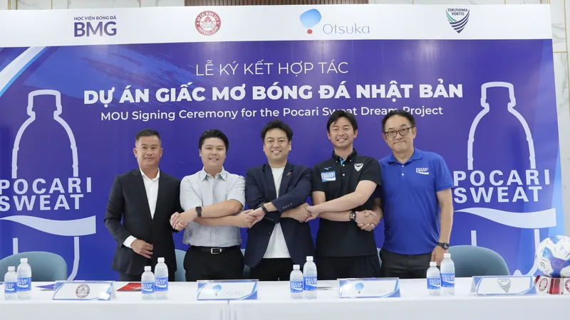 Lãnh đạo CLB TPHCM, Học viện bóng đá BMG cùng đại diện của ùng Tập đoàn Otsuka Pharmaceutical Co., Ltd (Nhật Bản) và CLB Tokushima Vortis (J-League, Nhật Bản) tại lễ ký kết.