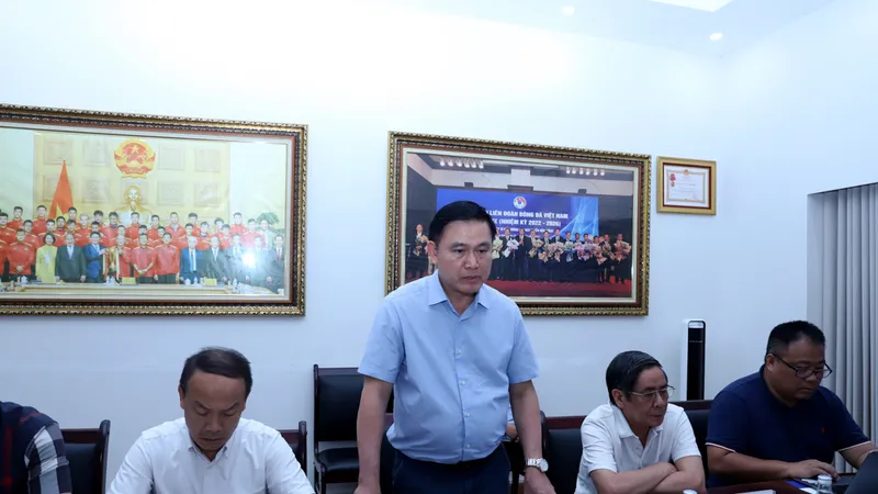 Phó chủ tịch VFF Trần Anh Tú phát biểu tại cuộc họp.