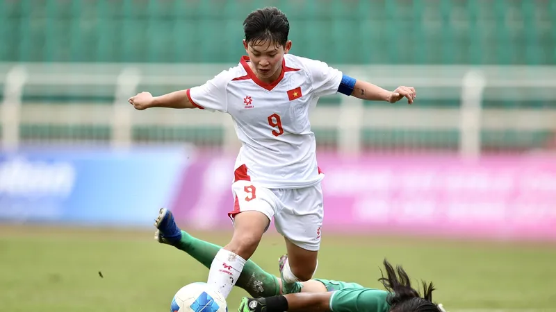 U19 nữ Việt Nam giành chiến thắng áp đảo trước U19 nữ Lào với tỷ số 8-0. Ảnh: DŨNG PHƯƠNG