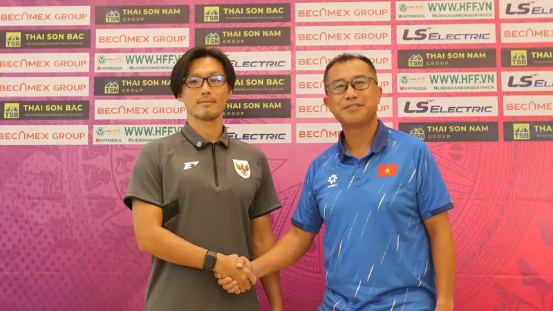 HLV Okiyama Masahiko (bên phải) cùng HLV trưởng đội U19 nữ Indonesia, ông Akira Higashiyama tại buổi họp báo.