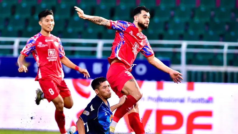 CLB TPHCM kịp trụ hạng vào giờ chót sau chiến thắng 1-0 trước Bình Định. Ảnh: DŨNG PHƯƠNG
