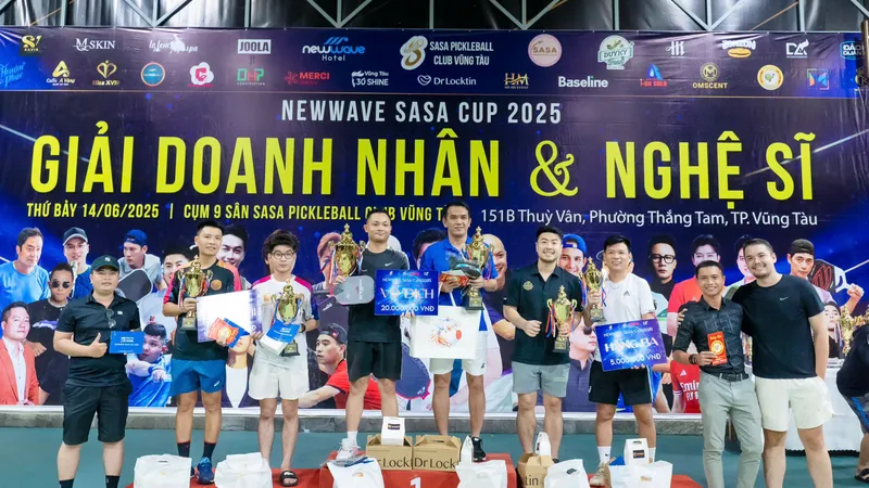 Ban tổ chức trao thưởng cho các VĐV đoạt giải