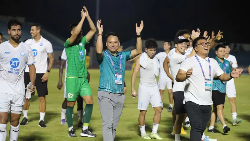 HLV Vũ Hồng Việt đã cùng đội bóng thành Nam lần thứ 2 liên tiếp vô địch V-League.