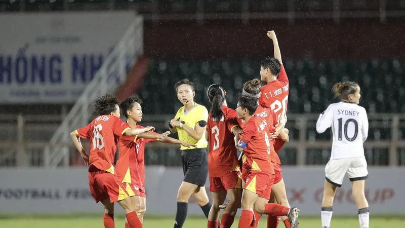 U19 nữ Việt Nam giành chiến thắng áp đảo trước Indonesia để giành quyền vào tranh chung kết. Ảnh: DŨNG PHƯƠNG