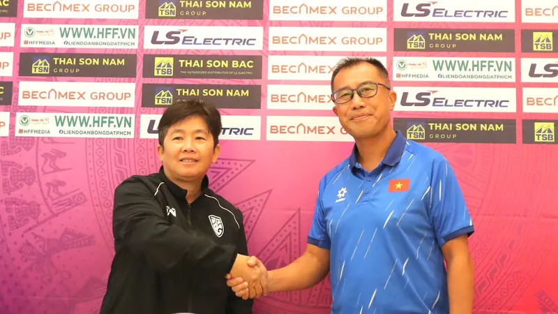 HLV Okiyama Masahiko (bên phải) và HLV trưởng đội U19 nữ Thái Lan tại buổi họp báo.