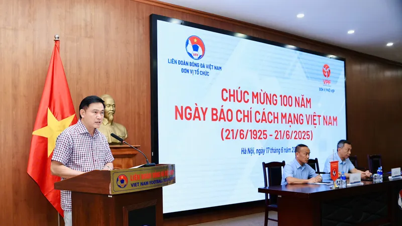Phó chủ tịch VFF, ông Trần Anh Tú phát biểu chúc mừng các nhà báo, phóng viên nhân kỷ niệm 100 năm Ngày Báo chí Cách mạng Việt Nam
