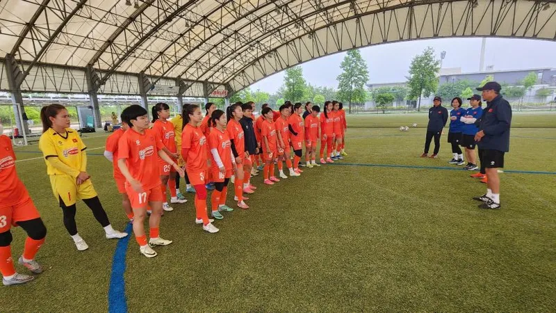 Đội tuyển nữ Việt Nam di chuyển đến Việt Trì ngay sau khi về nước vào sáng 18-6.