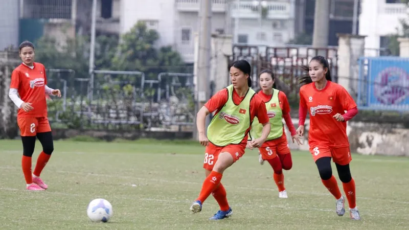 Nguyễn Hoàng Nam Mi nhận được nhiều sự quan tâm của người hâm mộ trên sân tập ngày 19-6.